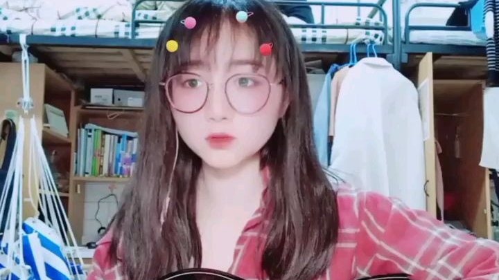 清纯唯美学校妹子吉他弹唱《最近》